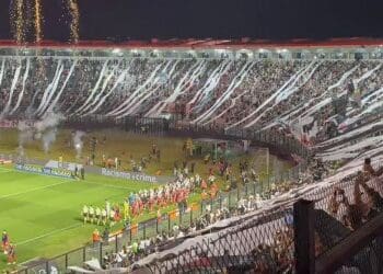 Festa em São Januário: Vasco e Athletico-PR entram em campo e animam a torcida
