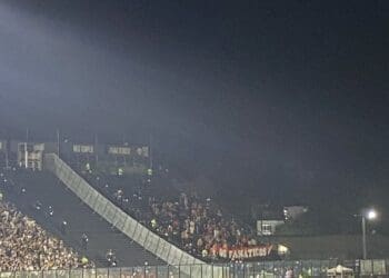 Torcida do Athletico-PR não preencheu totalmente o setor visitante de São Januário; confira a imagem