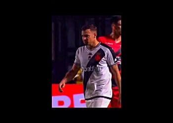 Hugo Moura brilha em campo contra o Athletico-PR