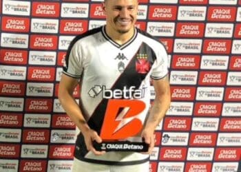 Hugo Moura é premiado com placa de ‘Craque Betano’ após partida entre Vasco e Athletico-PR; confira a imagem