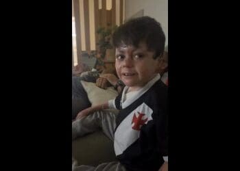 Pequeno torcedor Gui emocionado com gol de Puma Rodríguez contra o Athletico-PR; assista ao vídeo