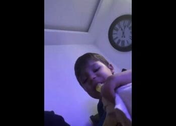 Gol! Filho de Hugo Moura solta a voz em comemoração à vitória do Vasco