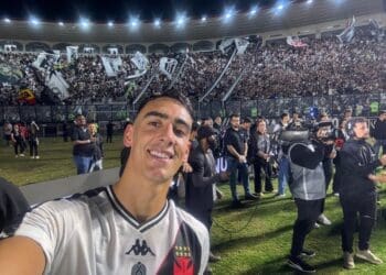 Puma Rodríguez comemora vitória do Vasco sobre Athletico-PR com selfie em São Januário