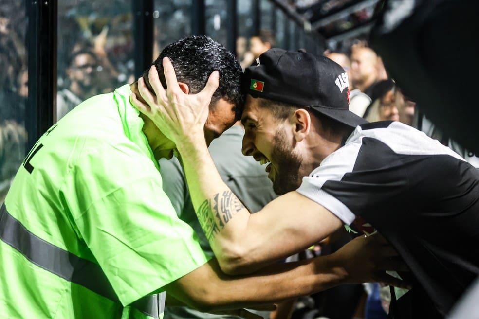 20240830-213123-1-torcedor-comemora-vitoria-do-vasco-em-sao-januario-foto-dikran-sahagianvasco-1 Torcedor comemora vitória do Vasco em São Januário — Foto: Dikran Sahagian/Vasco