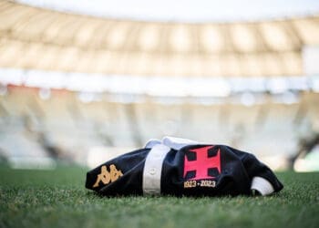 Vasco mira contratação de zagueiro Luan Peres