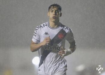 Gol de Sarrafiore garante vitória do Vasco sobre o Vitória no Barradão em 2021.