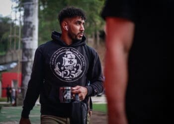 Vasco publica imagens da chegada do time no Barradão