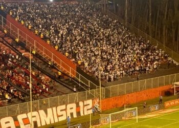 Torcida do Vasco marca presença no Barradão