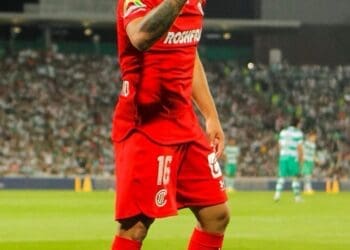 Jean David é preciso nos passes e acerta todos contra o Vitória