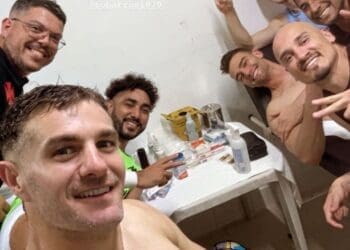 Vegetti comemora a vitória no Barradão com uma foto no vestiário; confira