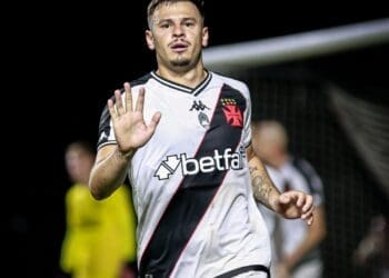 Hugo Moura conecta 6 passes longos em 7 tentativas contra o Vitória