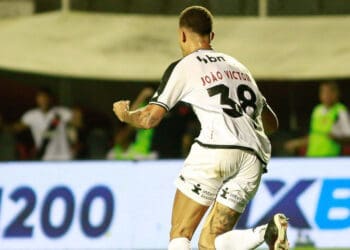 Desfalque de João Victor: Vasco enfrenta Athletico-PR e Flamengo sem o zagueiro