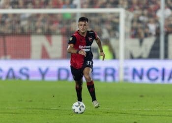 Vasco corre contra o tempo para fechar contratação do zagueiro Ian Glavinovich, do Newell’s Old Boys