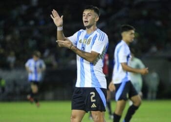 Vasco busca novos zagueiros e mira em atletas sem clube for a da janela de transferências.