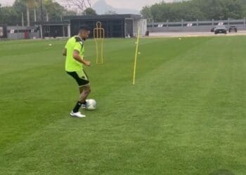 Jair inicia treinamentos com bola no CT Moacyr Barbosa: confira