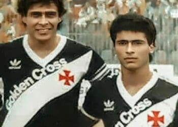 Registro fotográfico de Roberto Dinamite e Romário vestindo a camisa do Vasco em 1985.