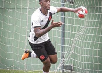 Zagueiro Luiz Gustavo recebe elogios da comissão técnica do Vasco
