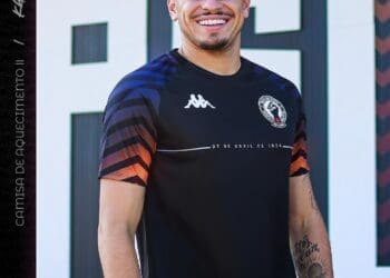 Confira as fotos dos jogadores com a nova camisa de aquecimento II