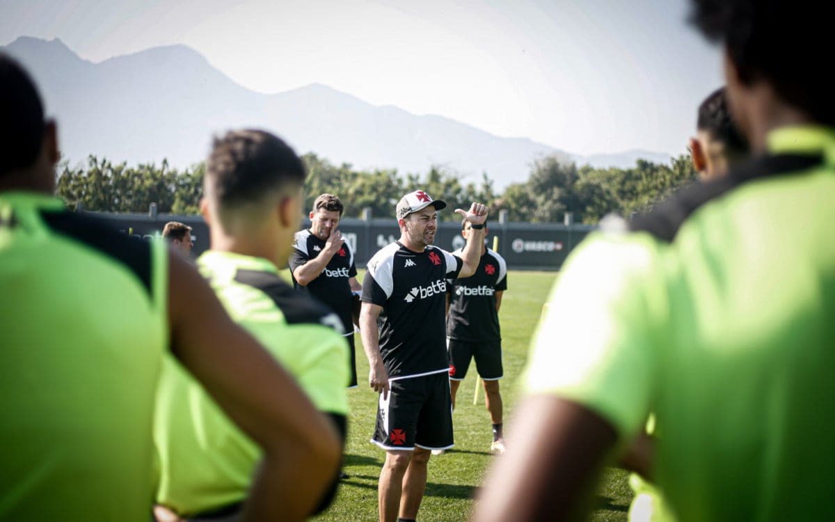 20240904-155526-1-rafael-paiva-em-treino-no-ct-moacyr-barbosa-foto-leandro-amorim-vasco-1 Rafael Paiva em treino no CT Moacyr Barbosa - Foto: Leandro Amorim/ Vasco