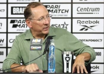 John Textor, proprietário da SAF do Botafogo, aborda o fair play financeiro e envia mensagem para Pedrinho