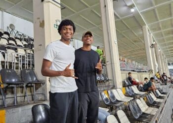 GB e Lyncon assistem amistoso em São Januário: confira a imagem