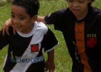 Fotos Raras: Maikely, Atacante do Vasco, Quando Criança, Vestindo a Camisa do Time