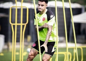 Philippe Coutinho treina regularmente com o time do Vasco nesta quinta-feira.