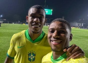Vasco publica foto dos jovens Rayan e Leandrinho vestindo a camisa da Seleção Brasileira em São Januário