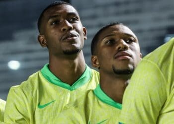 Foto exclusiva: Rayan e Leandrinho durante o hino do Brasil antes do amistoso contra o México em São Januário