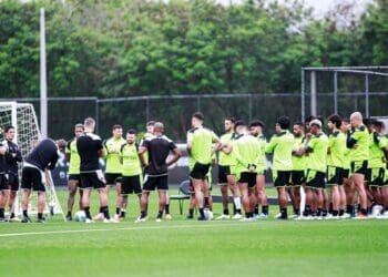 Jogadores do Vasco posam juntos no CT Moacyr Barbosa em nova foto; confira