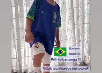 Confira a imagem do filho de Vegetti vestindo a camisa da seleção brasileira.