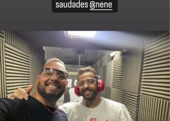 Nenê tira uma foto ao lado do segurança Betinho, do Vasco.