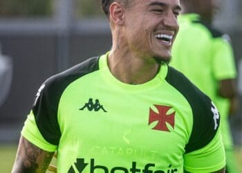 Philippe Coutinho participa de treino regular com o time do Vasco neste sábado