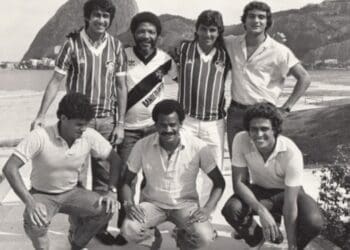 Martinho da Vila compartilha uma foto vintage vestindo a camisa do Vasco ao lado dos ídolos Geovani e Roberto Dinamite.