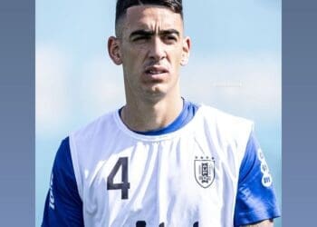 Confira a imagem de Puma Rodríguez realizando treinamento com a Seleção Uruguaia.