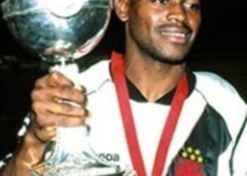 Ex-lateral Vítor recorda partida contra o Real Madrid em 1998: ‘Senti-me muito desanimado no Vasco, pois o erro aconteceu por minha causa’