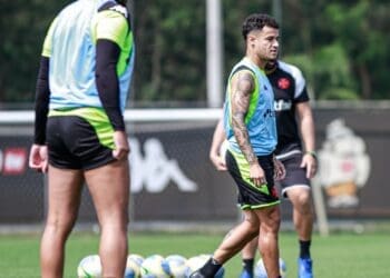 Vasco compartilha imagens do treino de segunda-feira; Coutinho é visto em campo