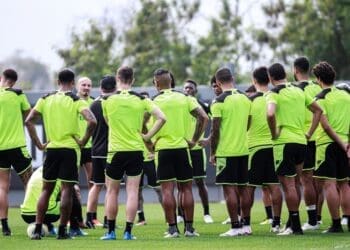 Léo irá substituir João Victor no confronto contra o Athletico-PR; mudanças também podem ocorrer no meio-campo.