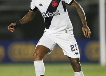 Emprestado ao Coritiba, Zé Gabriel atualmente reside no mesmo hotel onde está alojada a equipe do Vasco.