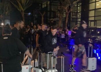 Delegação do Vasco chega ao hotel em Curitiba e torcedores formam fila para fotos com Pedrinho