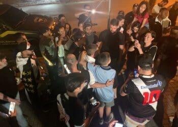 Veja imagens de Pedrinho ao lado de torcedores do Vasco em Curitiba.