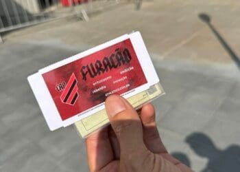 Torcida do Vasco vende todos os ingressos do lote extra para a partida contra o Athletico-PR