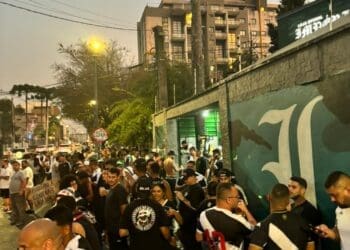 Torcedores do Vasco se reúnem na sede da torcida organizada do Coritiba