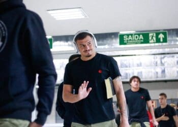 Vasco compartilha imagens da chegada do time à Arena da Baixada; confira