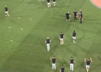 Jogadores do Vasco se preparam na Arena da Baixada; confira a imagem.