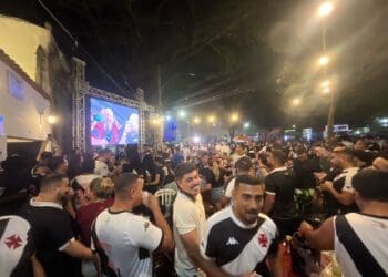 Veja a imagem dos torcedores do Vasco no Candinho antes da partida contra o Athletico-PR.