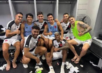 Veja a imagem dos jogadores estrangeiros do Vasco no vestiário após a partida contra o Athletico-PR.