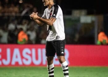 Sforza não foi driblado e conseguiu bloquear 4 chutes do Athletico-PR.