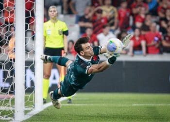 Veja a imagem da defesa de pênalti realizada por Léo Jardim contra o Athletico-PR.