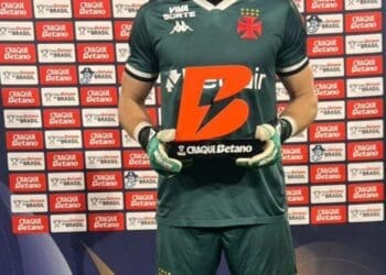 Léo Jardim foi eleito o melhor jogador da partida contra o Athletico-PR.